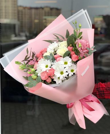 Букет цветов из: Розы, Лизиантусы и Хризантемы в Красный