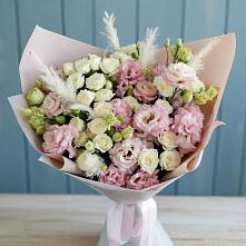 Букет цветов из:  Альстромерии и Розы в Красный